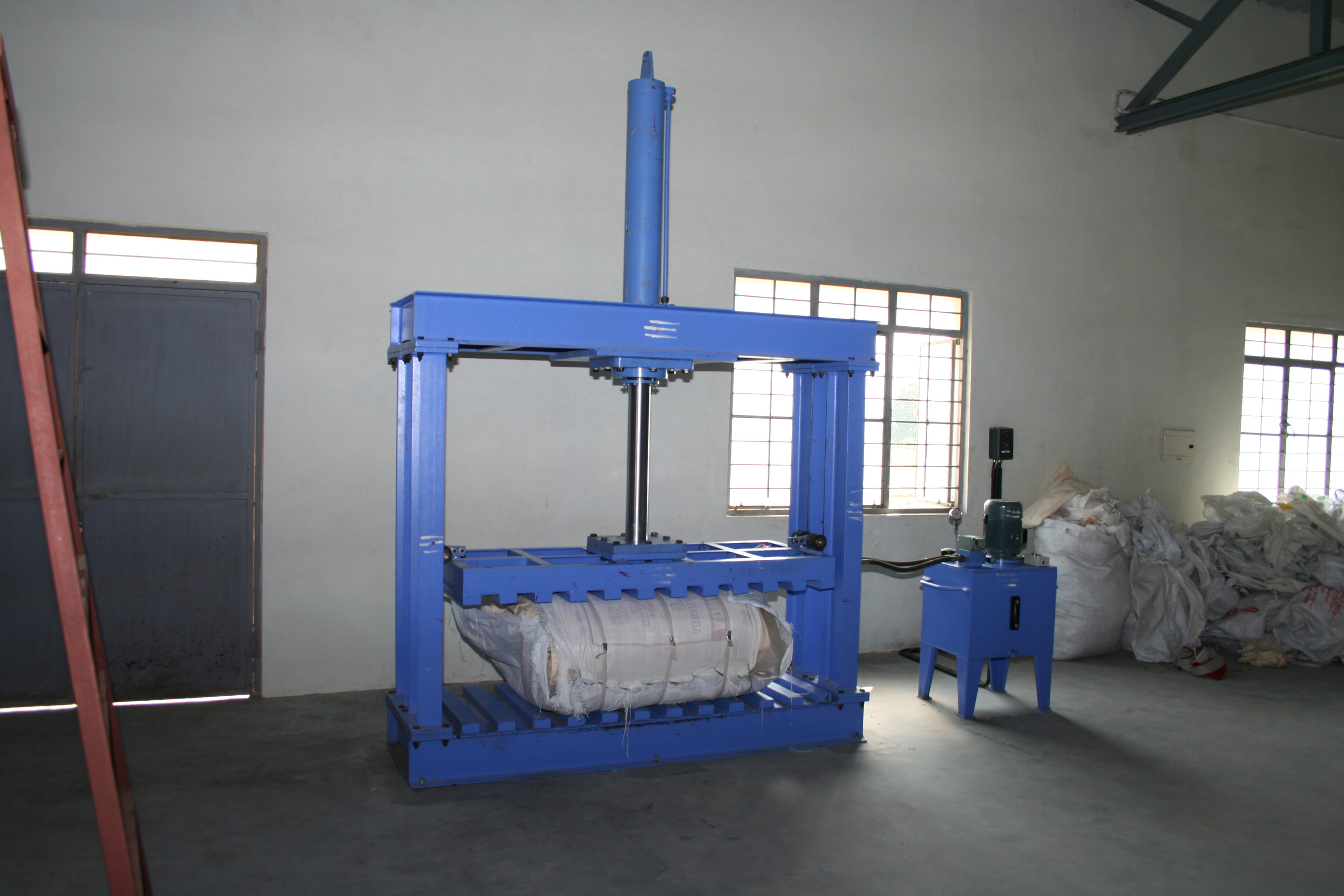 products bale press - 2.jpg